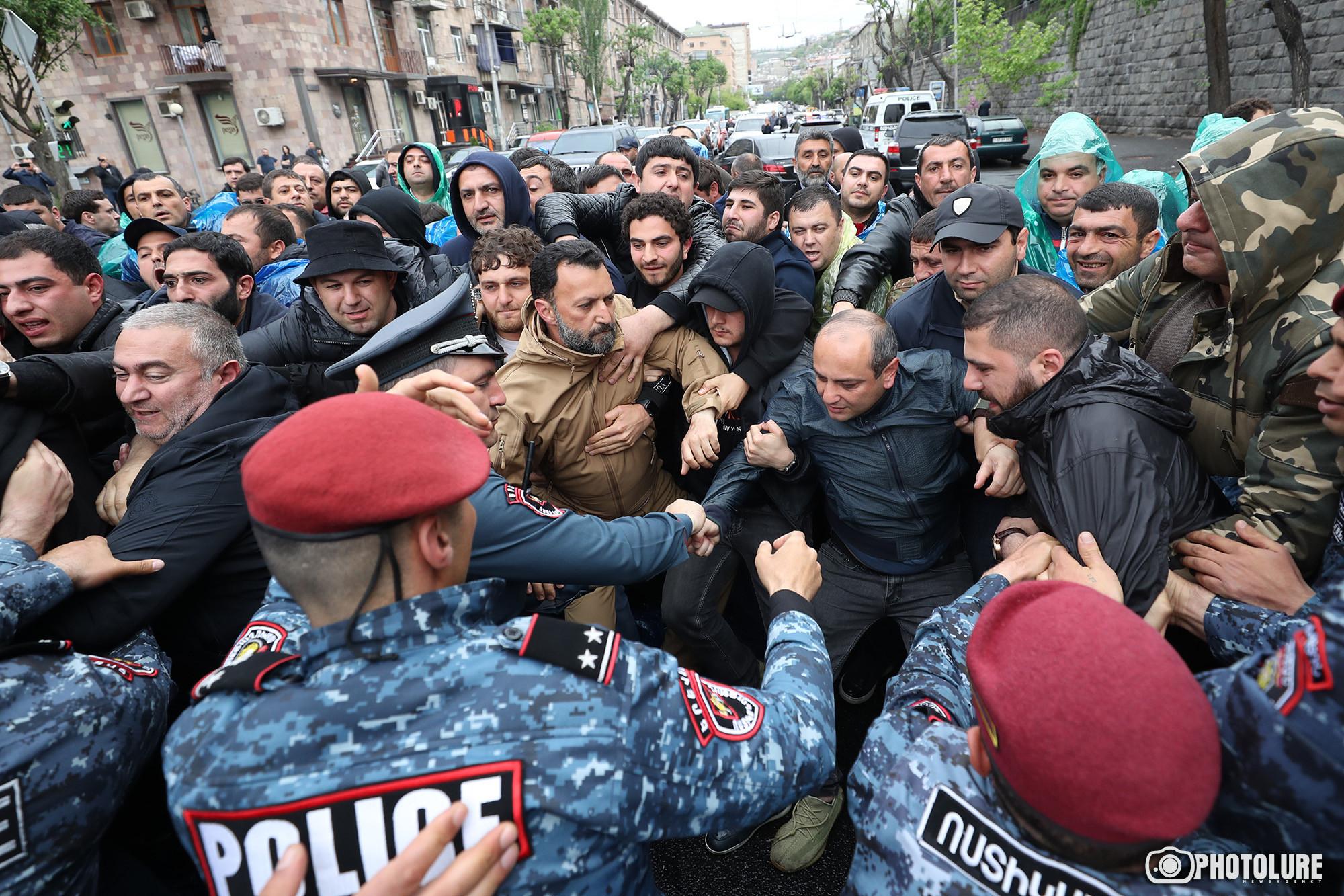 Ermenistan'da sivil itaatsizlik eylemleri: 244 kişi gözaltında